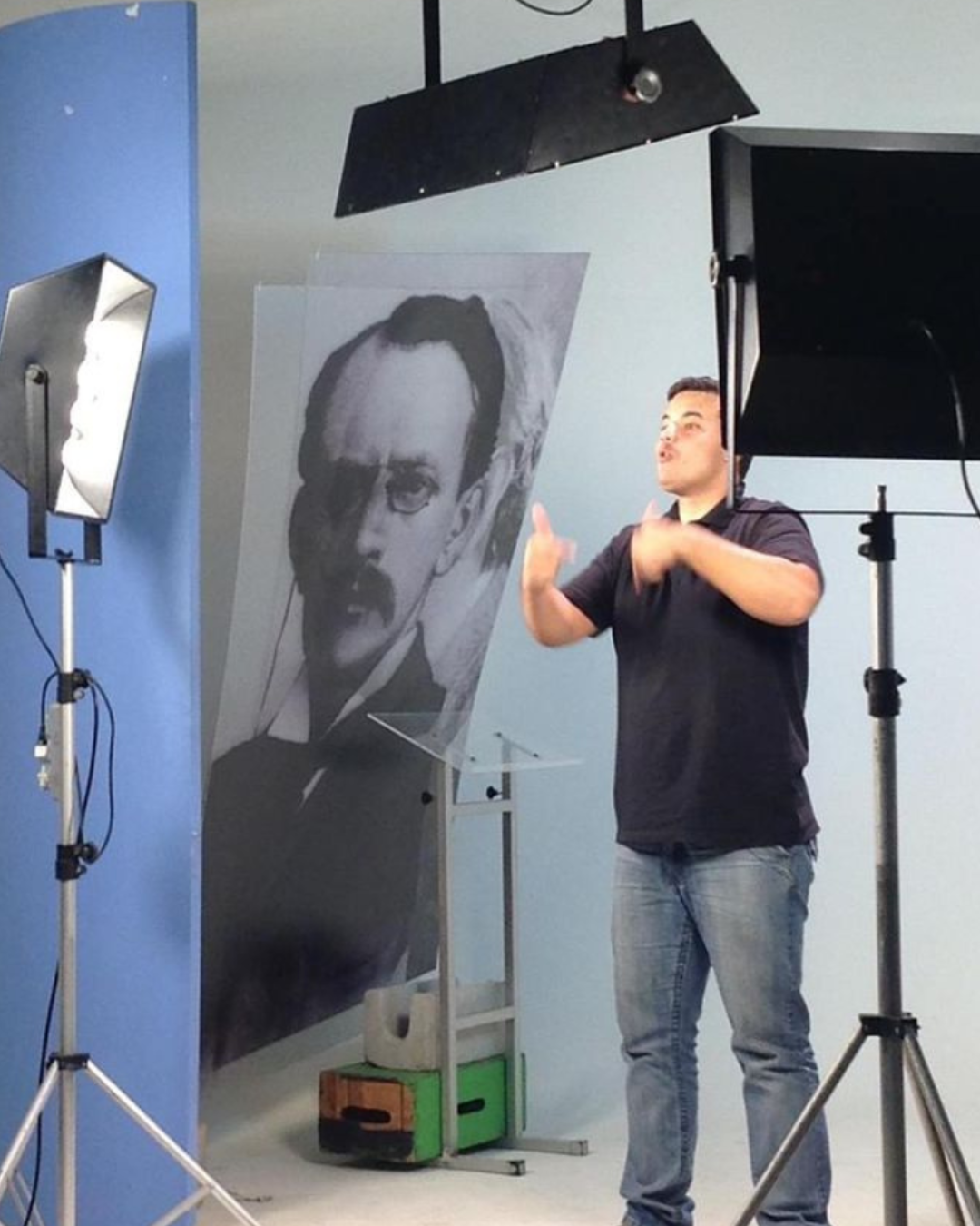 Raphael gravando um vídeo interpretação em um estúdio.