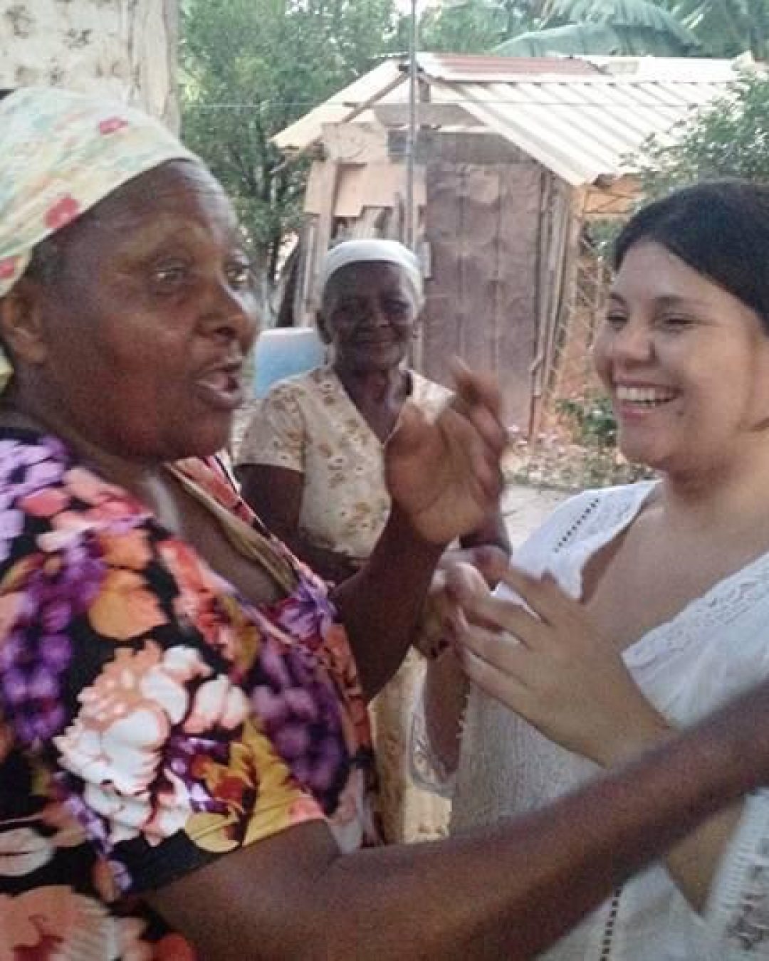 Uma senhora surdocega com alguns guias-intérpretes.